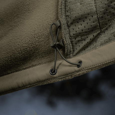 Lähikuva M-Tac Combat Fleece Polartec -takista tuulta- ja joustavia paneeleja, yksityiskohta YKK-vetoketjusta ja verkkopaneelista.