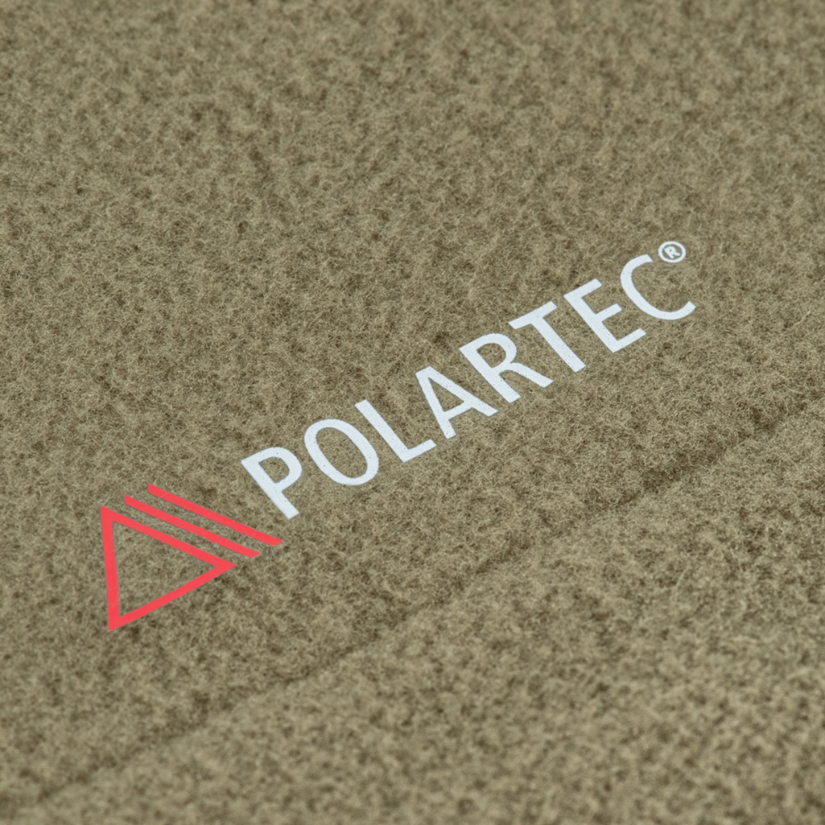 Polartec-kankaan yksityiskohta M-Tac Combat Fleece Polartec -takista, näyttää korkean laadun ja kestävyyden.