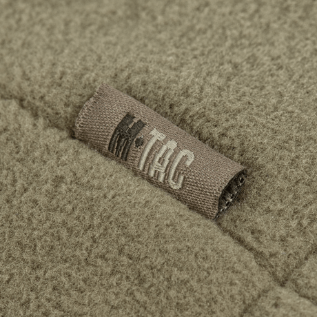 Lähikuva M-Tac Combat Fleece Polartec -takista, merkki fleecemateriaalissa korostaa laatua ja muotoilua.