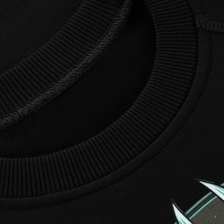 Yksityiskohta M-Tac Raglan Odin Mysterystä: musta kaulus ja premium MagnaColours®-painatus, sopii arkeen. Materiaali: 95% puuvillaa, 5% elastaania.
