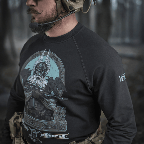 Mies pukeutuneena M-Tac Raglan Odin Mysteryyn Odin-kuviolla, premium-painatus, casual- tai taktiseen tyyliin, pohjoismaisesta mytologiasta inspiroitunut.