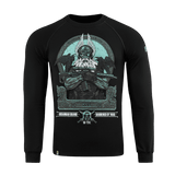 Musta M-Tac Raglan Odin Mystery Odin-kuosilla, pitkähiha, mukava istuvuus, sopii arkeen, 95% puuvillaa, 5% elastaania.