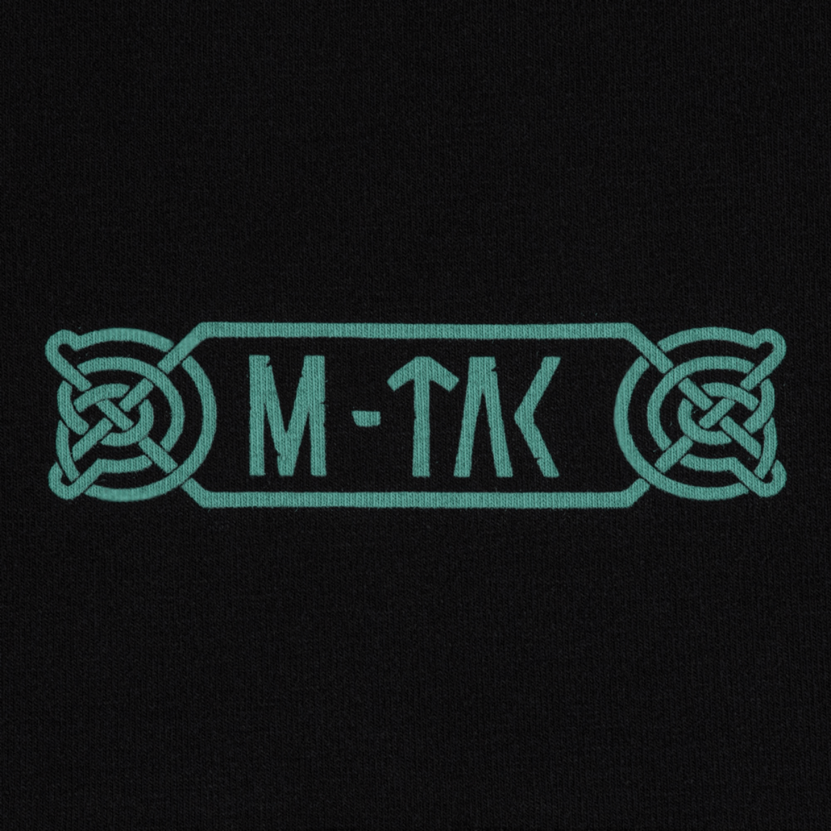 M-Tac Raglan Odin Mysteryn logo, temaattinen raglan Odin-kuviolla, pohjoismaisen mytologian inspiroima premium MagnaColours®-painatus, musta tausta.