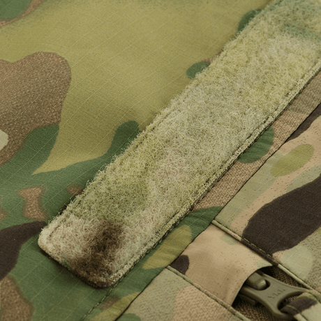 Yksityiskohta M-Tac Alpha Gen.IV Pro Primaloft -talvitakista alkuperäisellä Multicam-kuosilla ja kestävä tarrakiinnitys.