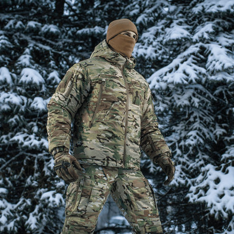 M-Tac Alpha Gen.IV Pro Primaloft -talvitakki Multicam-kuosissa metsään, sopii talvikäyttöön ja suojaan äärimmäistä kylmää vastaan.