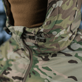 M-Tac Alpha Gen.IV Pro Primaloft -talvitakki Multicam-designilla näyttää yksityiskohtia kuten premium-tason vettähylkivä kangas ja kestävät vetoketjut.
