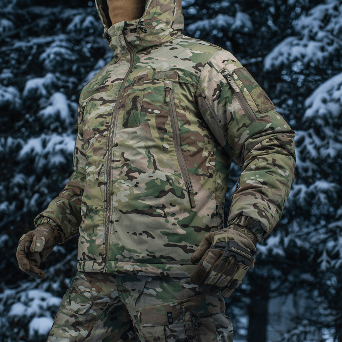 M-Tac Alpha Gen.IV Pro Primaloft -talvitakki Multicam-kuosissa lumisessa metsämaisemassa.