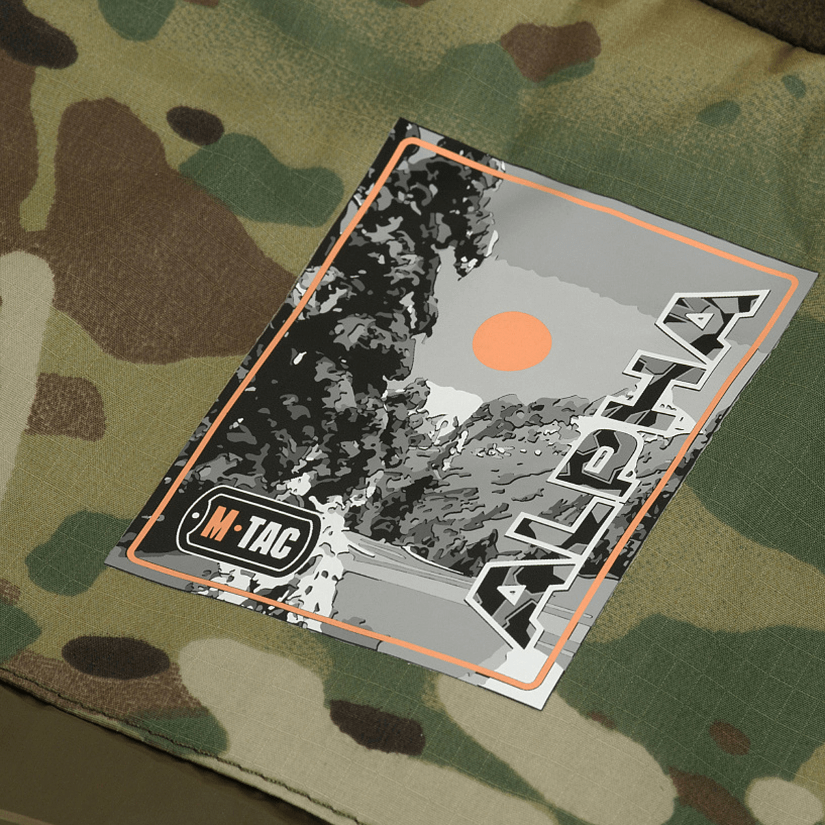M-Tac Alpha Gen.IV Pro Primaloft -talvitakki Multicam-kuosissa, kestävästä Broxwood-kankaasta ja M-Tac-brändin logolla.