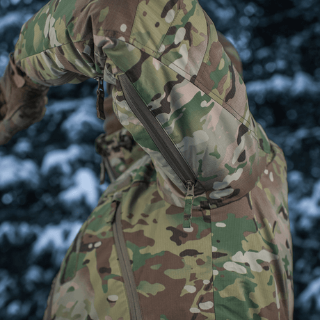 M-Tac Alpha Gen.IV Pro Primaloft -talvitakki Multicam-kuosissa, näyttää yksityiskohdan vettähylkivistä vetoketjuista ja kestävästä materiaalista.
