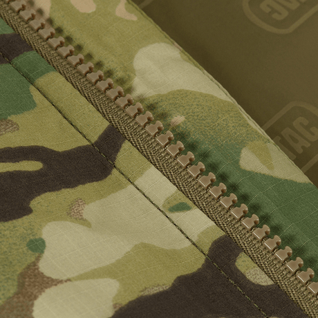 Yksityiskohta M-Tac Alpha Gen.IV Pro Primaloft -talvitakista Multicam-kankaalla ja vetoketjulla.
