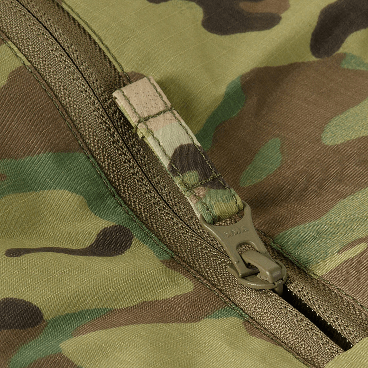 Yksityiskohta vetoketjusta M-Tac Alpha Gen.IV Pro Primaloft -takissa Multicam-kankaalla, sopii suojaksi kylmää vastaan.