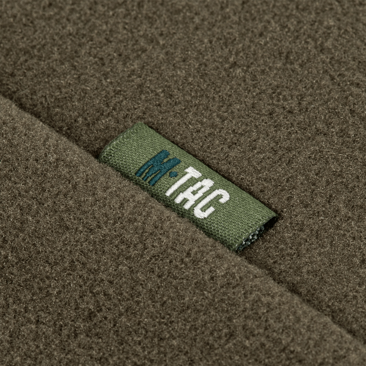 Lähikuva M-Tac Sweater Nord Fleece Polartec -naisten tuotteesta, M-Tac-logolla, valmistettu pehmeästä ja lämpimästä Polartec® 200 Series -fleecestä
