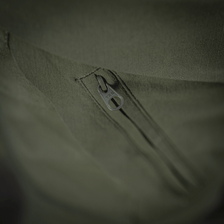 Lähikuva YKK-sulkimesta M-Tac Aggressor Summer Flex -housuissa Rip-Stop-nylonista