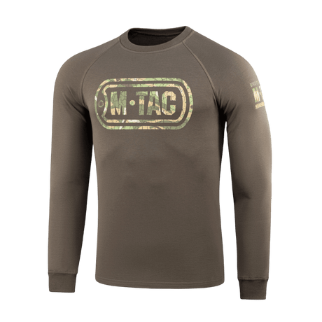 M-Tac Raglan Logo -paita, camokuvio ja 'Born by Revolution – Hardened by War' -iskulause hihassa. 95 % puuvillaa, 5 % elastaania