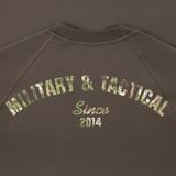 M-Tac Raglan Logo selän yksityiskohdat 'Military & Tactical Since 2014' -camopainatuksella, mukava istuvuus, arkikäyttöön ja taktiseen käyttöön