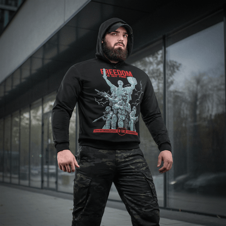 Mies pukeutuneena M-Tac Hoodie Freedomiin sotilasaiheisessa designissa, täydellinen ulkoiluun ja arkeen, MagnaColours®-printillä.
