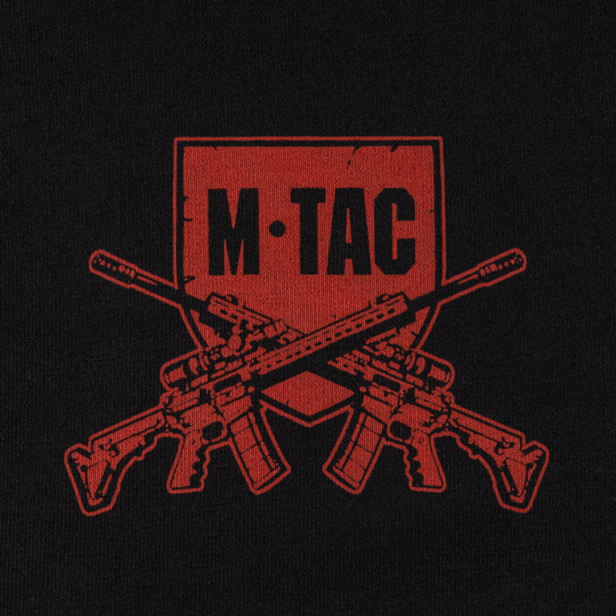 Punainen M-TAC-logo, jossa ristissä olevat kiväärit (en), osa M-Tac Hoodie Freedomin sotilasinspiroitua muotoilua. Sopii arkeen ja ulkoiluun.