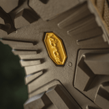 Lähikuva patentoidusta Vibram-pohjasta M-Tac Sneakers Tactical Demi-Season Pro Line, pito- ja kestävyysominaisuuksia esittelevä.