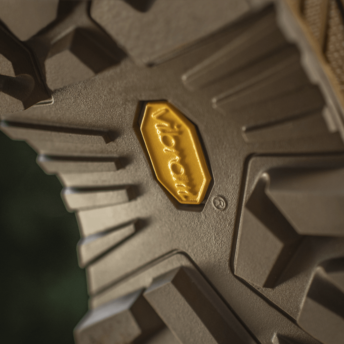 Lähikuva patentoidusta Vibram-pohjasta M-Tac Sneakers Tactical Demi-Season Pro Line, pito- ja kestävyysominaisuuksia esittelevä.