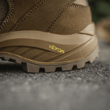 M-Tac Sneakers Tactical Demi-Season Pro Line ruskeana suede- ja Cordura-materiaaleina Vibram-pohjalla, suunniteltu kestävyyttä ja joustavuutta ajatellen.