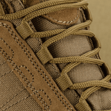 Lähikuva nauhoista ja pinnan tekstuurista M-Tac Sneakers Tactical Demi-Season Pro Line, valmistettu suede- ja Cordura-materiaaleista.