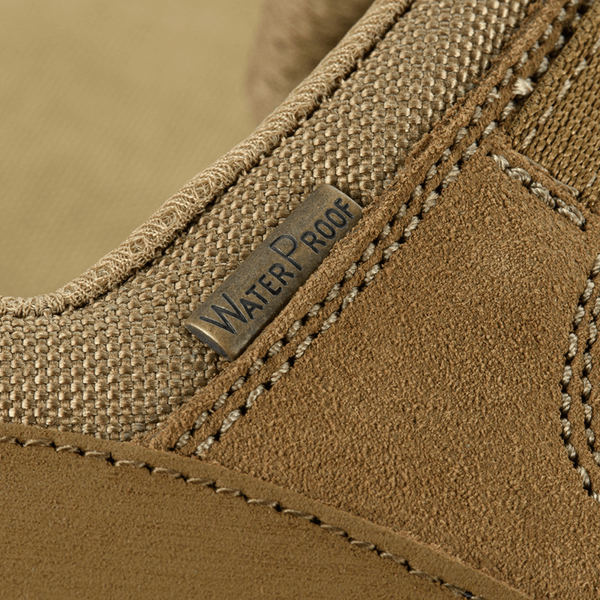 Lähikuva vesitiiviistä materiaalista M-Tac Sneakers Tactical Demi-Season Pro Line, valmistettu suede- ja Cordura-materiaaleista.