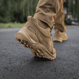 M-Tac Tactical Sneakers Patrol R Vent, sivunäkymä asfaltoidulla polulla.