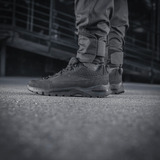M-Tac Tactical Sneakers Patrol R Vent ulkoilmassa, ihanteellinen trekkingiin ja juoksuun, laadukasta nahkaa ja hengittäviä materiaaleja.