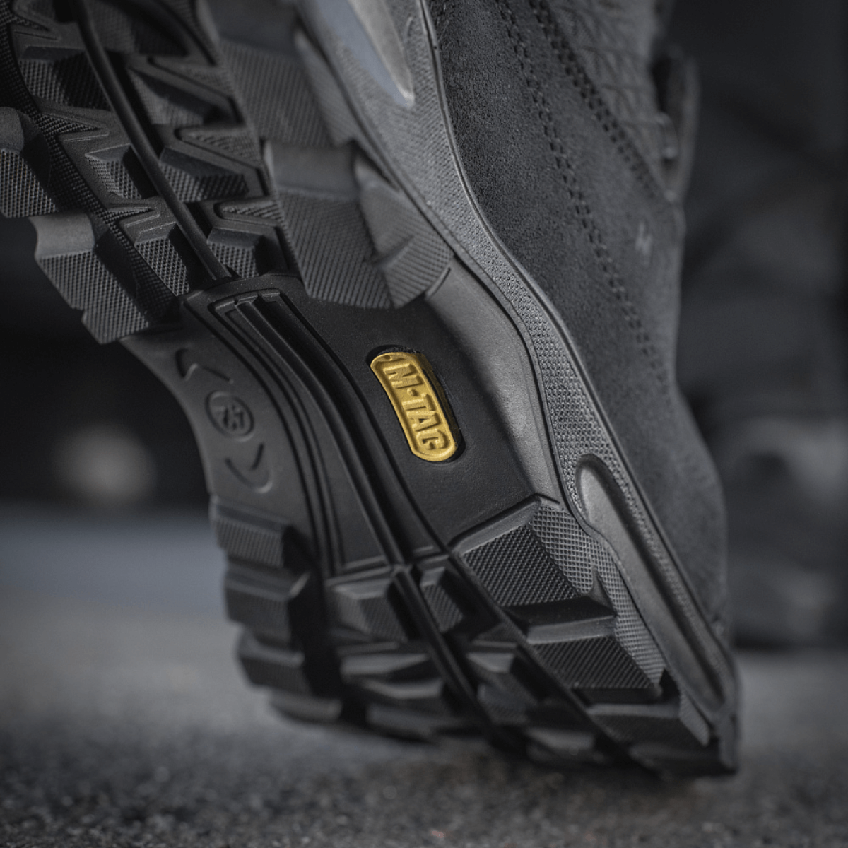 Lähikuva M-Tac Tactical Sneakers Patrol R Vent -pohjasta, liukuesteinen kuvio ja kestävyys ulkoiluun.
