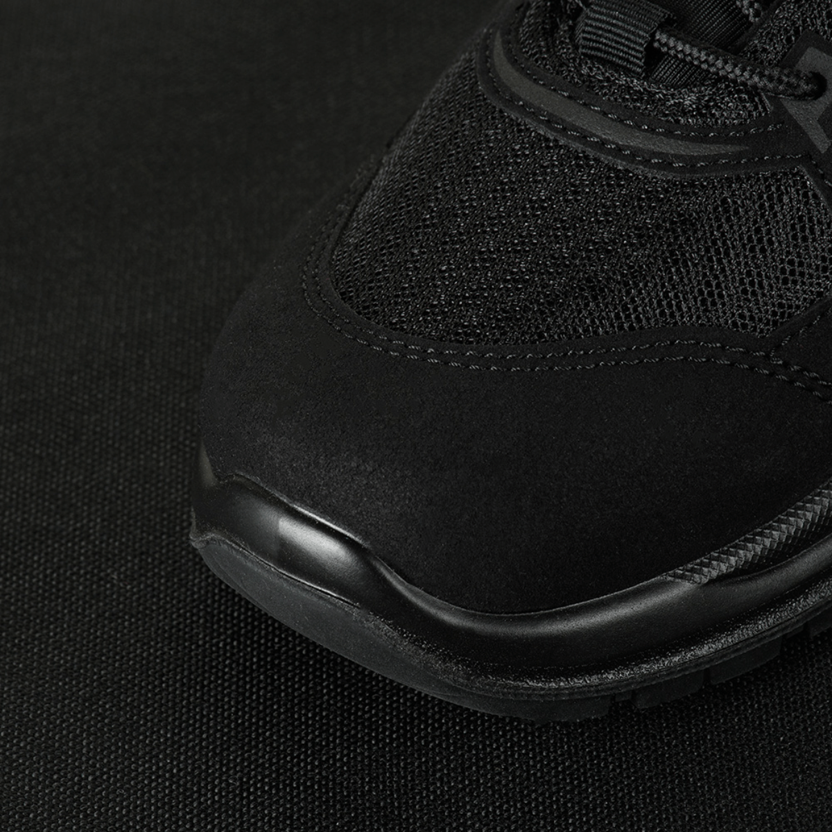 Lähikuva M-Tac Tactical Sneakers IVA:sta hengittävällä mesh-päällisellä ja vahvistetulla kärjellä, sopii retkeilyyn ja ulkoiluun.