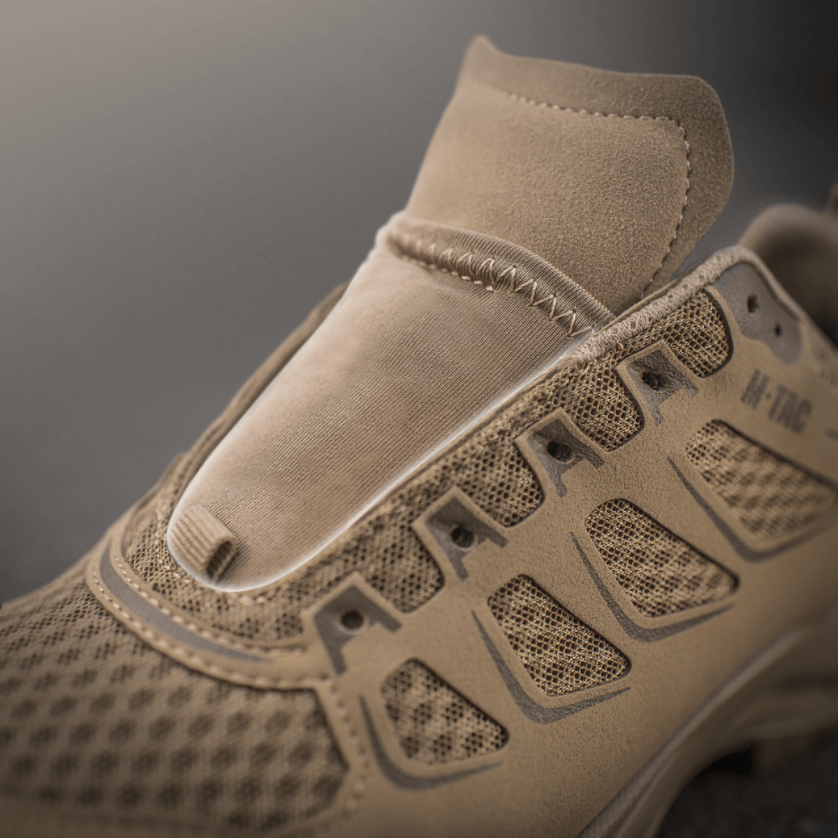 M-Tac Tactical Sneakers IVA lähikuva hengittävästä verkosta ja synteettisestä päällisosasta.