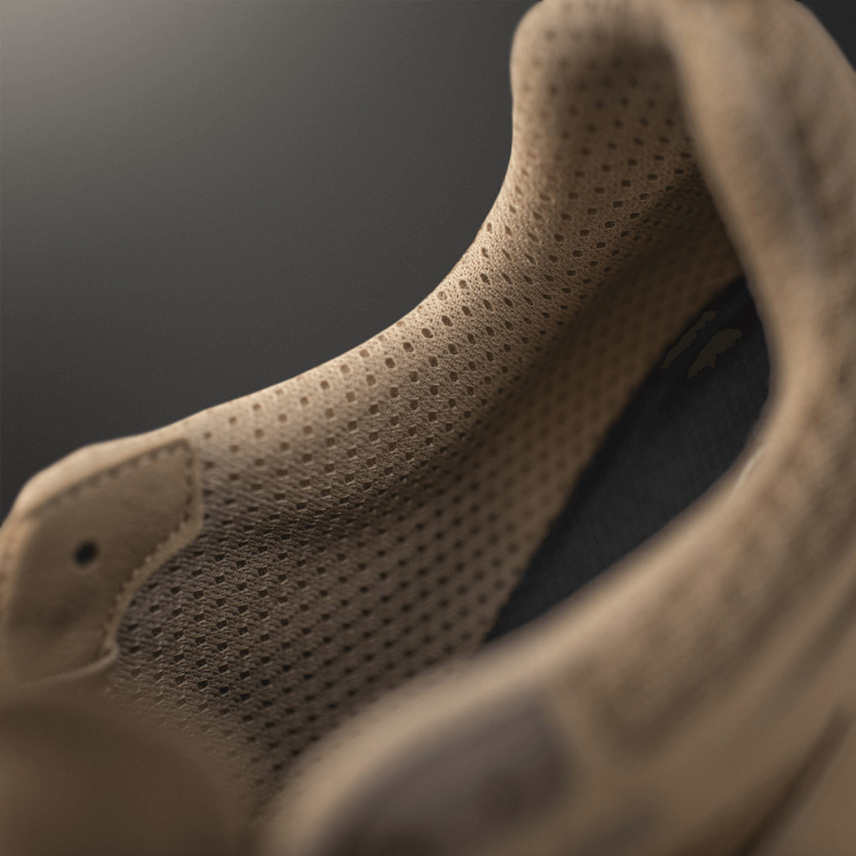 Lähikuva M-Tac Tactical Sneakers IVA:n hengittävästä verkosta, vahvistettu kärki ja kanta lisäkestävyyteen.