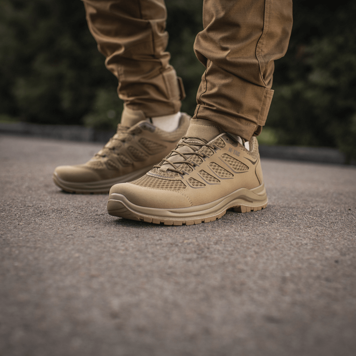 M-Tac Tactical Sneakers IVA käytössä, kevyet ja tuulettuvat kengät ulkoiluun, sopii vaellukseen ja arkeen.