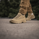 M-Tac Tactical Sneakers IVA rentoon ja aktiiviseen käyttöön, esittelee kulutusta kestävät ja tuulettuvat lenkkarit ulkoiluun.