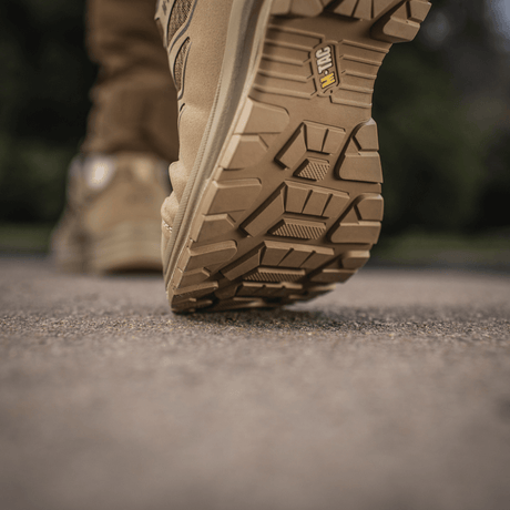M-Tac Tactical Sneakers IVA toiminnassa ulkoalustalla, näyttää robustin pohjan, sopii vaellukseen ja ulkoiluun.