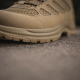 M-Tac Tactical Sneakers IVA hiekansävyisenä, näyttää hengittävän verkon päällisen ja vahvistetun kärjen. Kevyet lenkkarit vaellukseen ja ulkoiluun.