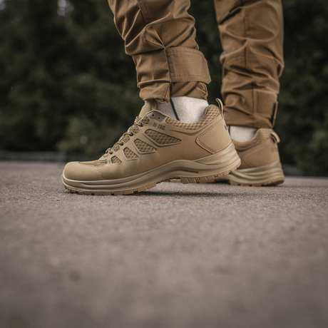 M-Tac Tactical Sneakers IVA käytössä ulkona, kevyet ja tuulettuvat kengät vaellukseen ja ulkoiluun.