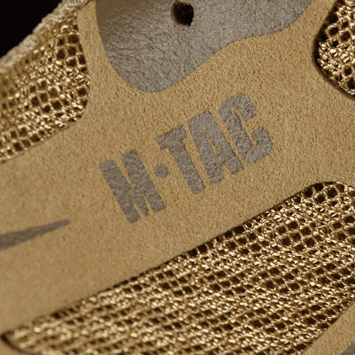 Yksityiskohta M-Tac Tactical Sneakers IVA:sta – tuuletettu mesh ja synteettinen nubuck suojaa ja mukavuutta varten.