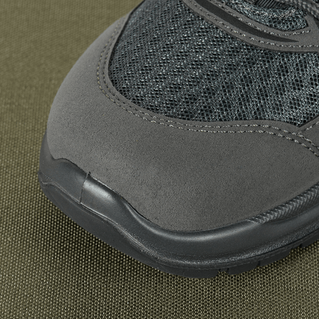 M-Tac Tactical Sneakers IVA hengittävällä verkolla ja synteettisellä nubukilla, sopii vaellukseen ja ulkoiluun, lähikuva kärjestä.