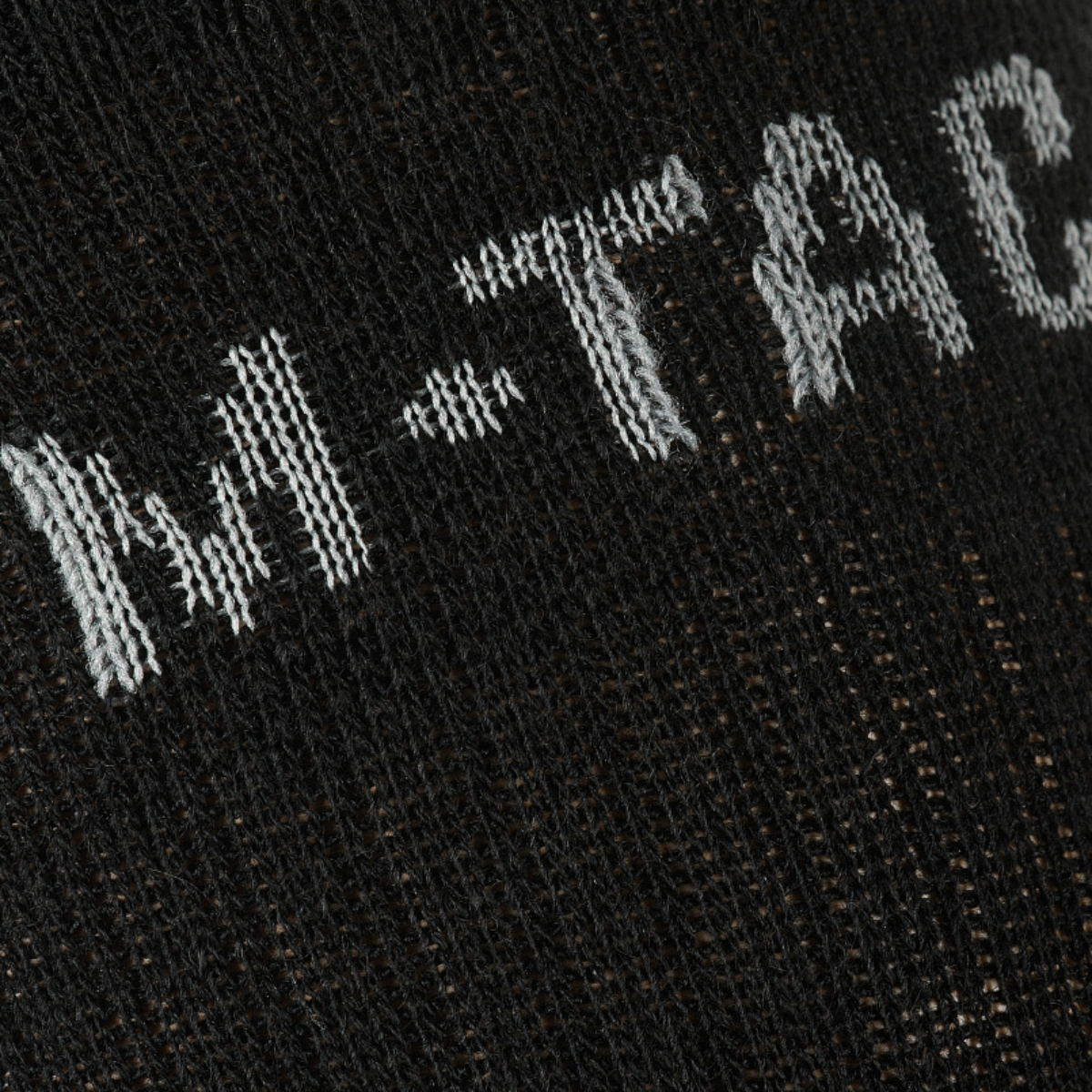 Lähikuva M-Tac Sokker Winter Wool -sukista, yksityiskohtainen neulos merinovillalla lämmöksi ja mukavuudeksi talvikaudella.