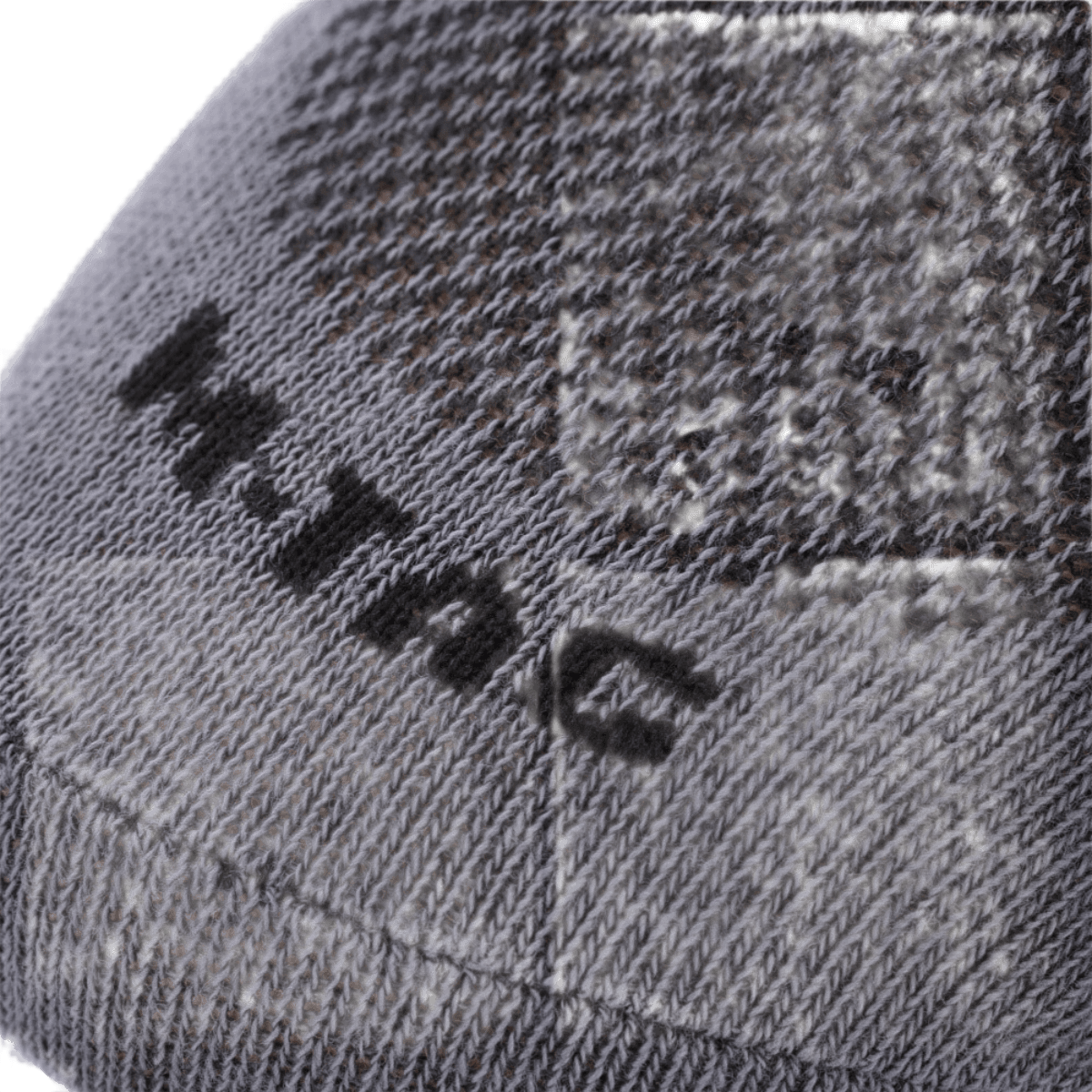 Lähikuva M-Tac Let Sportsokker -sukista hengittävässä materiaalissa, ihanteellinen juoksuun ja ulkoiluun, ergonomisella muotoilulla ja tiukalla joustavalla resorilla.