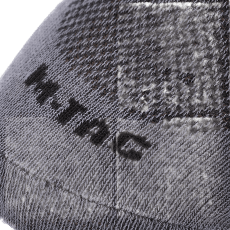 Lähikuva M-Tac Let Sportsokker -sukista hengittävässä materiaalissa, ihanteellinen juoksuun ja ulkoiluun, ergonomisella muotoilulla ja tiukalla joustavalla resorilla.