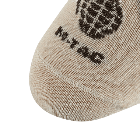 Lähikuva M-Tac Let Sommersokker Grenader -sukan varvasosasta, jossa logo.