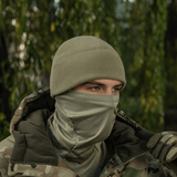 Mies pukeutuneena M-Tac Watch Cap Elite Fleece Beanie Hat Slimtexiin ulkona kylmässä, taktisia vaatteita ja M-Tac-pipot