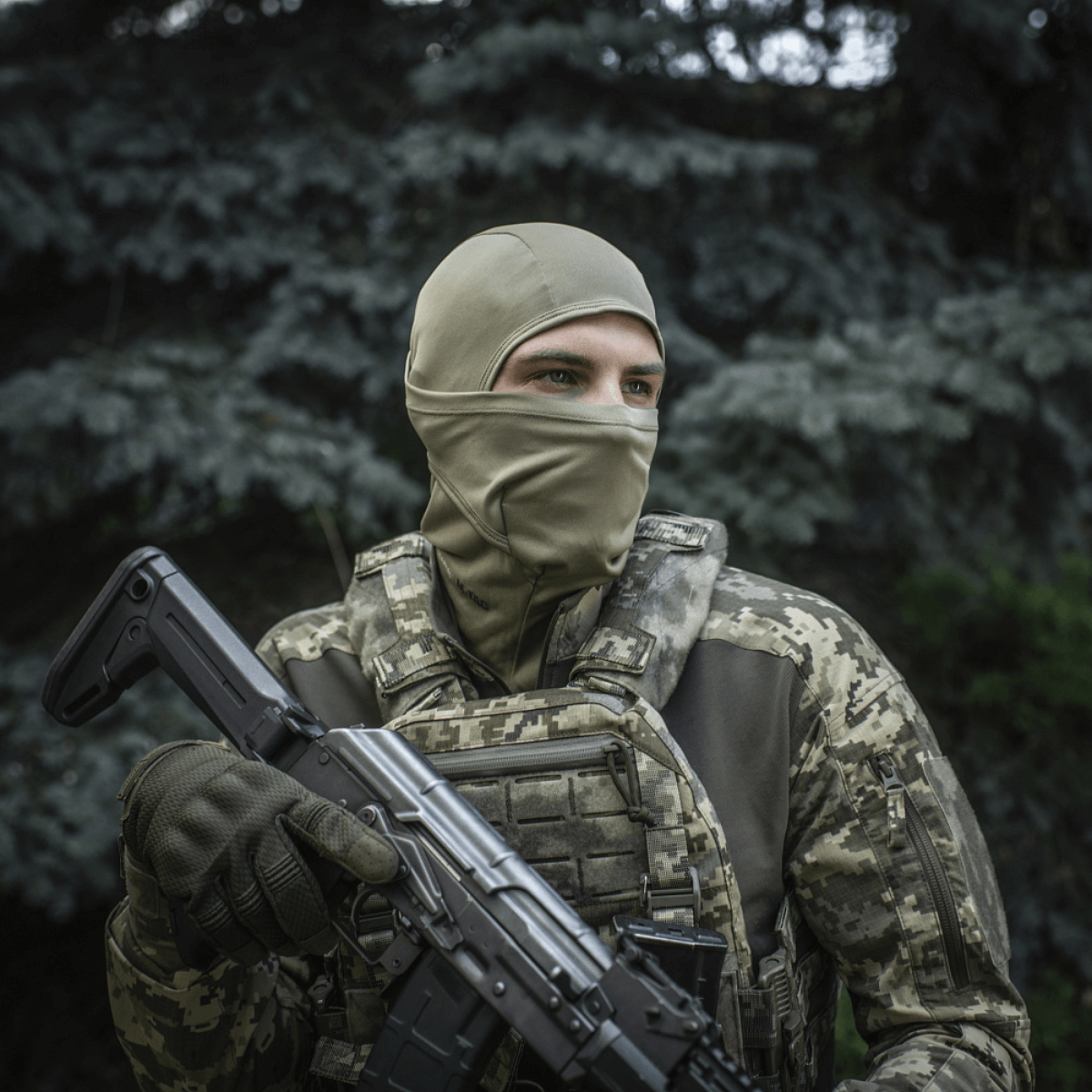 M-Tac Sweater-Ninja-Balaclava Premium käytössä sotilaan maastovarusteissa, suojaa ja kosteudenhallinta