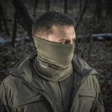 M-Tac Tube Scarf Polartec metsäympäristössä, sopii kylmiin vuodenaikoihin ja ulkoiluun, käytettävissä kaulurina tai kasvomaskina.