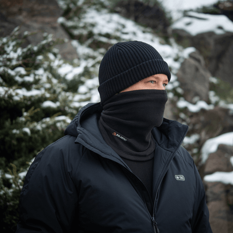 Mies käyttää M-Tac Tube Scarf Polartec suojautuakseen kylmältä ja tuulelta, sopii ulkoiluun talviolosuhteissa.
