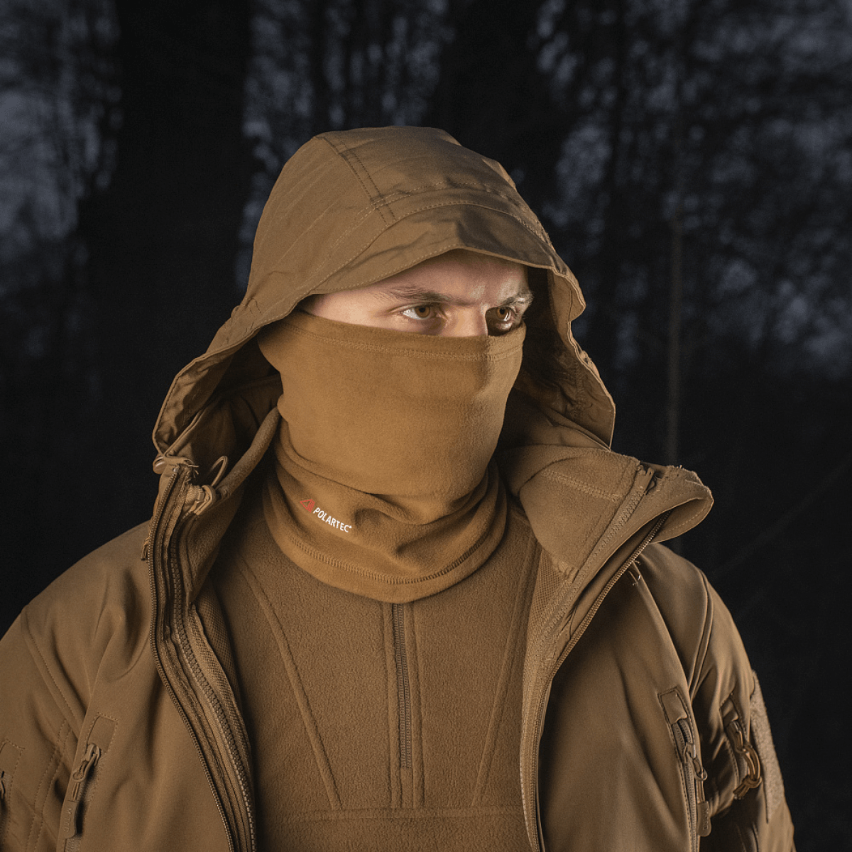M-Tac Tube Scarf Polartec käytetty kasvomaskina suojana tuulelta, pölyltä ja sateelta ulkoilmassa.