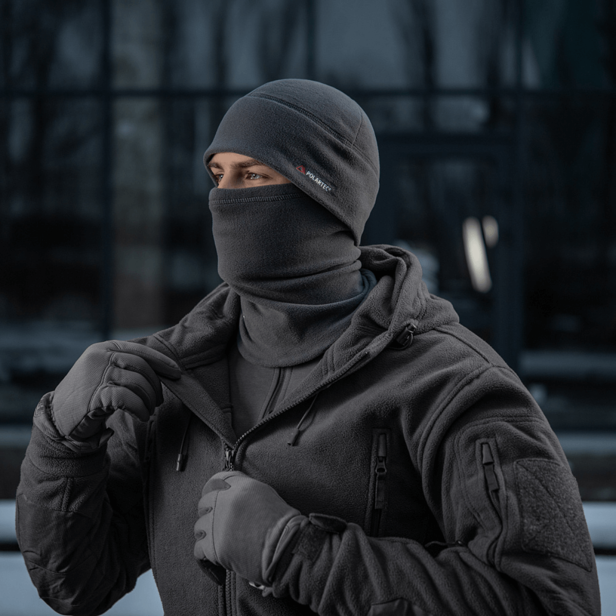 M-Tac Tube Scarf Polartec käytössä kasvomaskina kylmässä ulkoilmassa, tyylikäs ja monikäyttöinen malli.