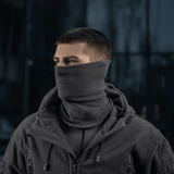 M-Tac Tube Scarf Polartec käytössä lämpimänä monikäyttöisenä kaulurina, suojaa tuulelta ja kylmältä ulkoilussa.